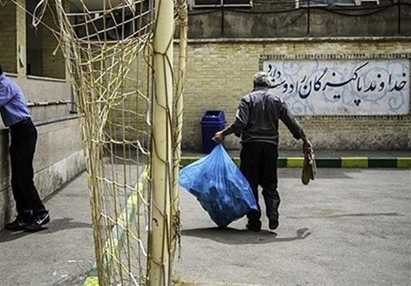 فشار تورم بر زندگی “باباهای مدرسه”/ حقوق تا وسط ماه نمیرسد!