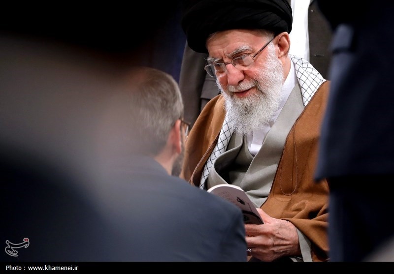 اشکهای رهبر انقلاب هنگام خواندن شعری درباره شهید باکری+فیلم